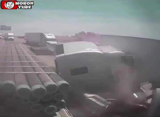 Video :Due to his excessive demands, this trucker collides with another trailer